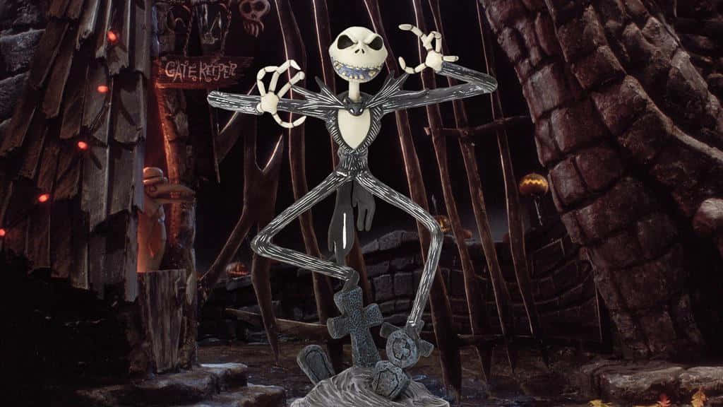 Jack Skellington 在一個有發光燈籠和木結構的萬聖節大門跳舞。