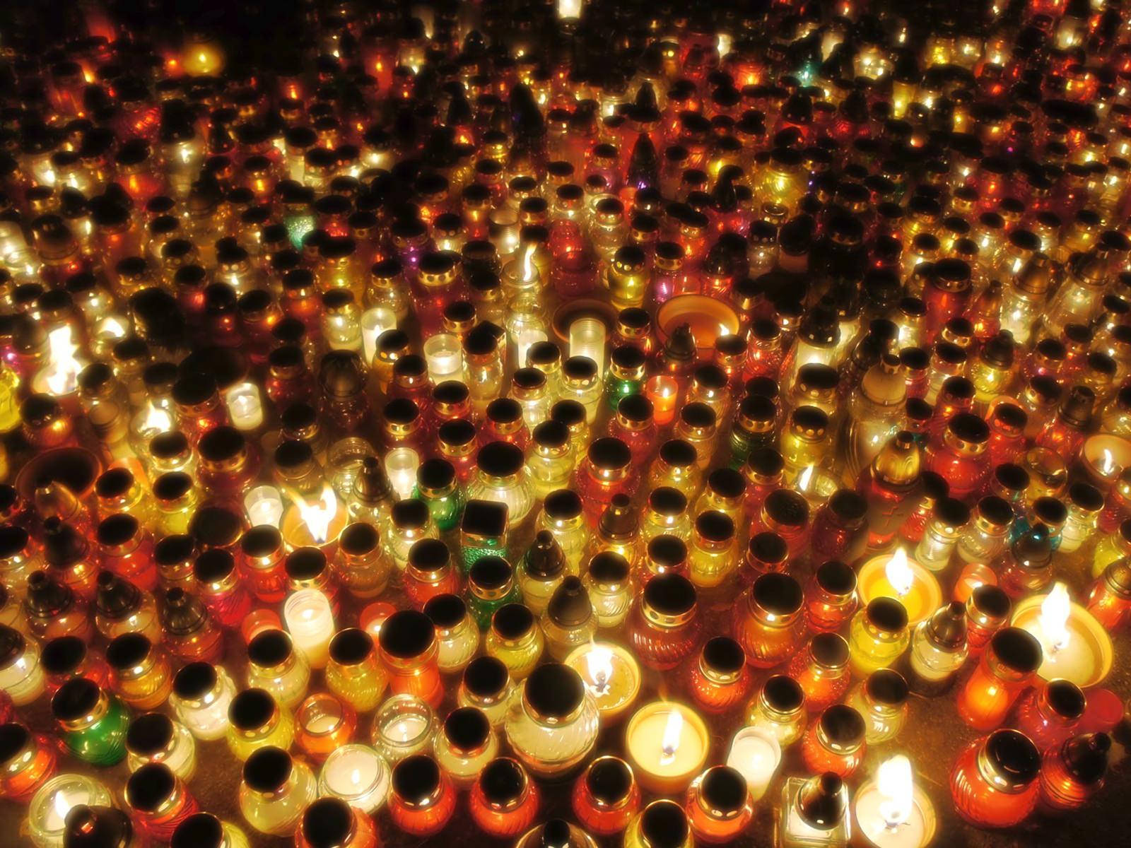 數百個玻璃罐中點燃的蠟燭在夜晚溫暖地發光。