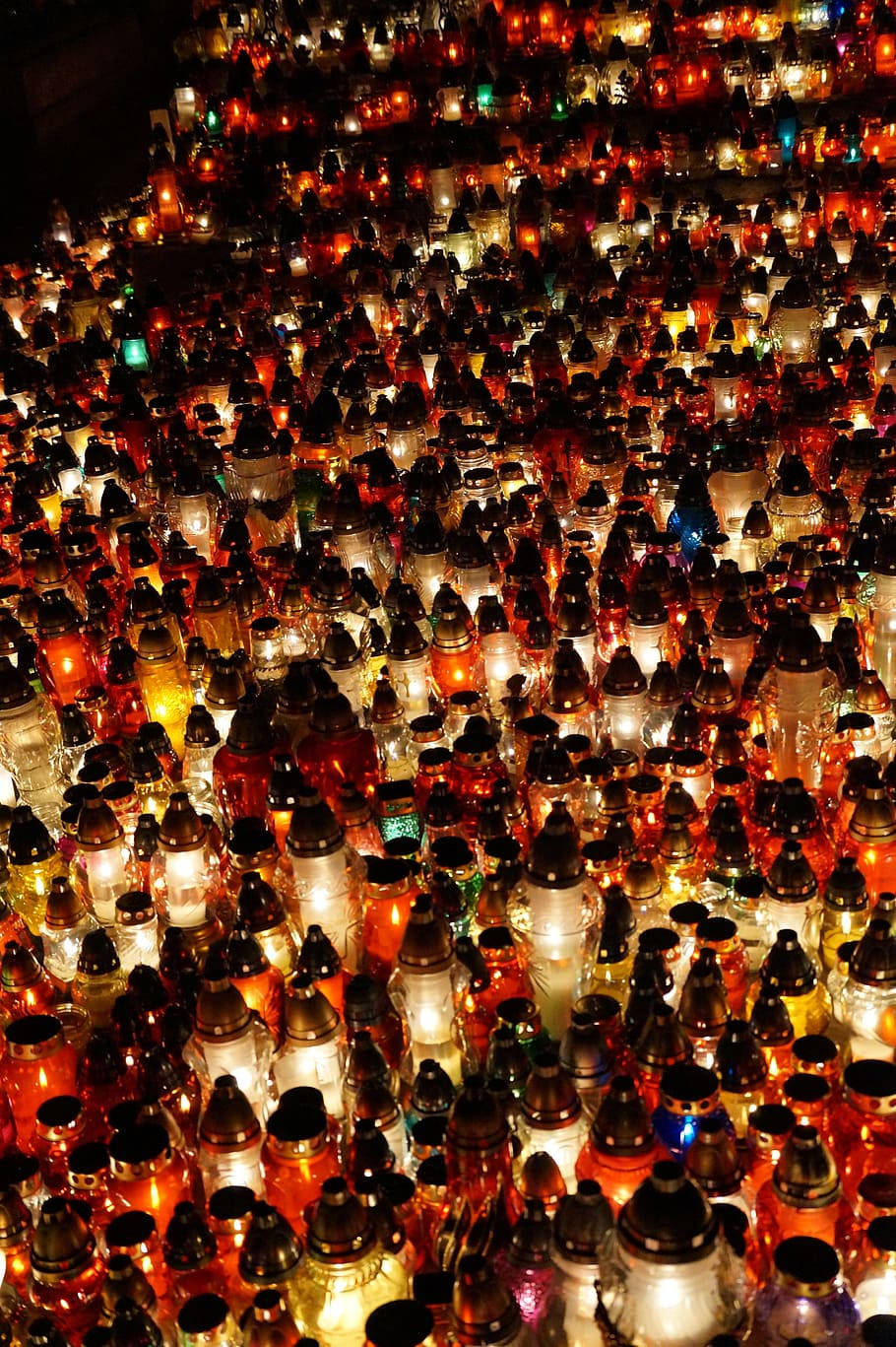 數千個玻璃燭台上的點燃蠟燭在夜晚溫暖地發光。
