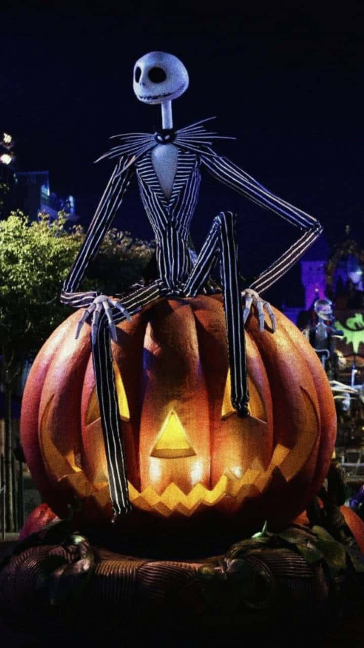 Jack Skellington 夜晚棲息在發光的南瓜燈上。