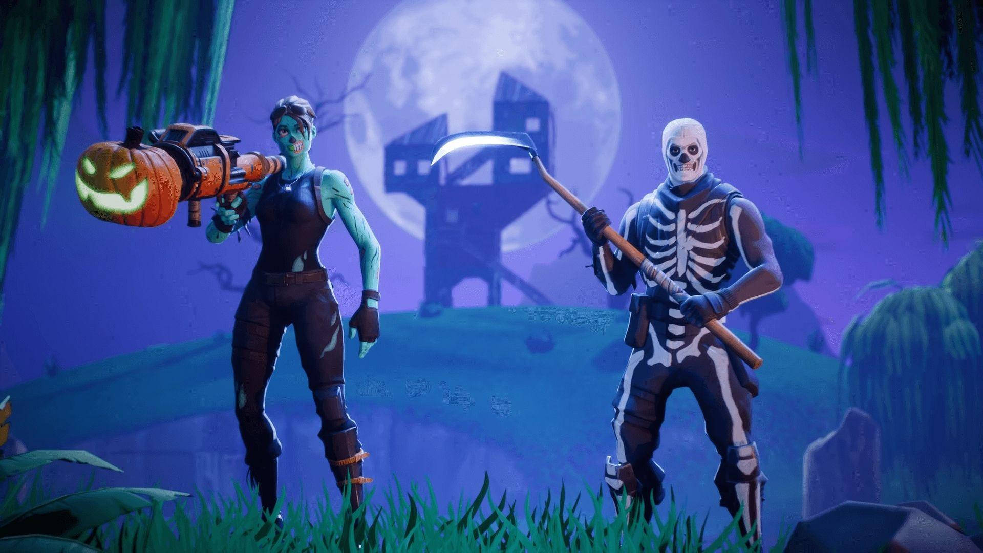 兩個穿著萬聖節服裝的 Fortnite 角色站在滿月下的沼澤中。