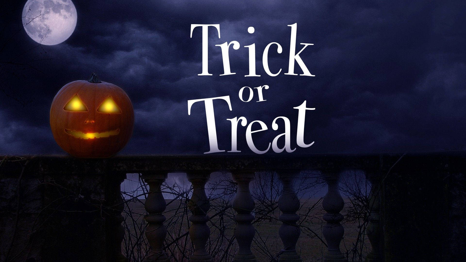 發光傑克南瓜燈在石欄杆上，滿月下，帶有'Trick or Treat'文字。