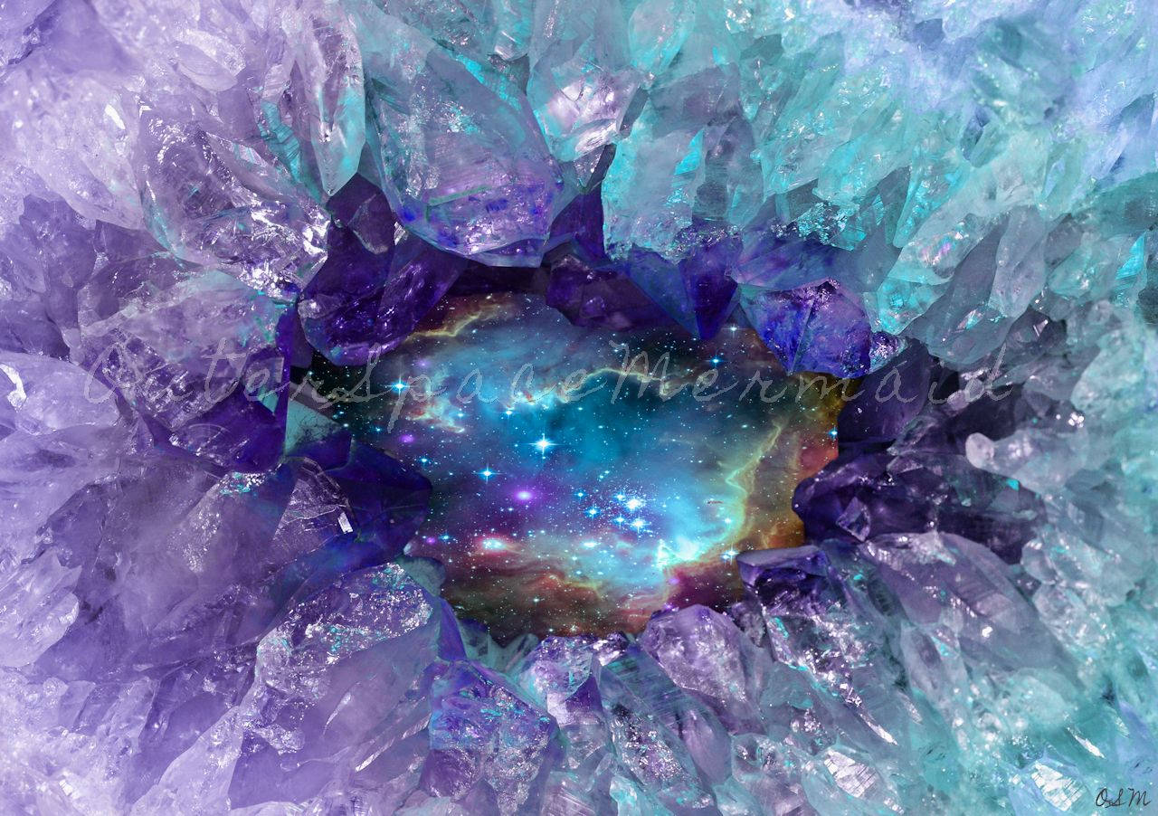 萬花筒彩虹水晶 壁紙 — 一個令人驚嘆的水晶洞穴，帶有紫色和藍綠色切面，框住了一個充滿星星和宇宙塵埃的 vibrant 宇宙星雲。