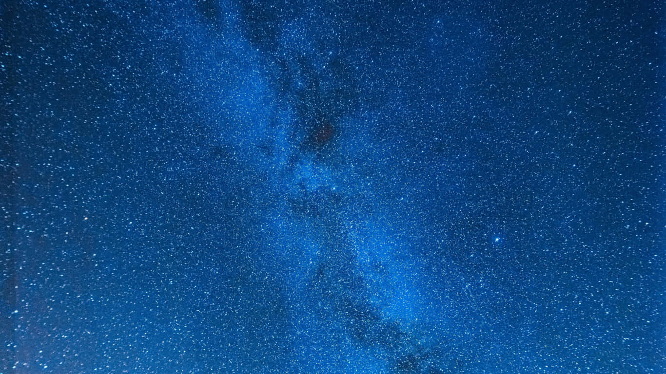 銀河系在深藍色夜空中閃耀著星星