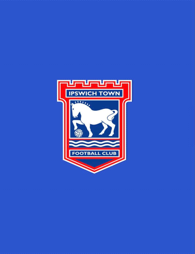 Ipswich Town 桌布 壁紙 — 葉士域治足球會徽章，白色馬匹和足球在藍色紋理背景上。