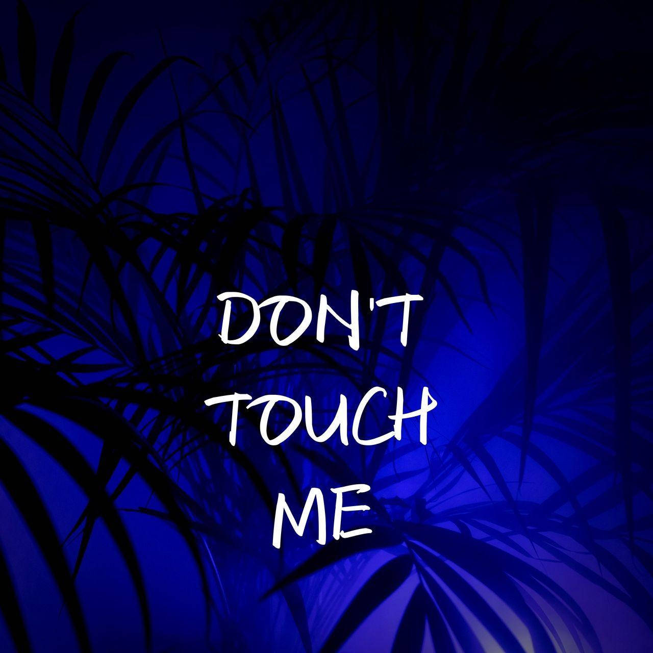 深藍色熱帶葉片，上面有白色文字寫著「DON'T TOUCH ME」。