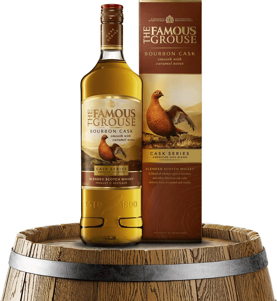 木桶上的 The Famous Grouse Bourbon Cask 威士忌瓶及盒。