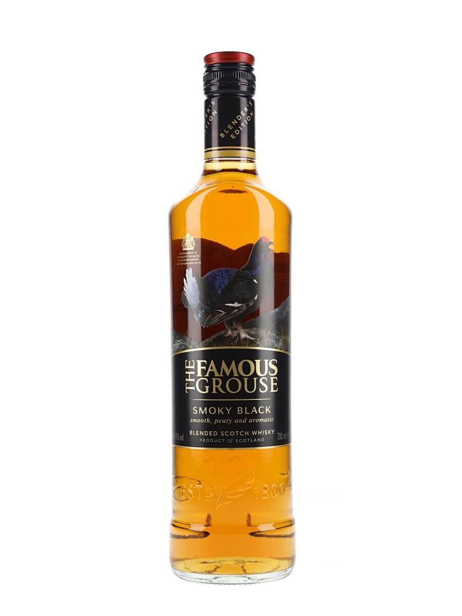 一瓶 The Famous Grouse Smoky Black 調和蘇格蘭威士忌，標籤上有一隻黑松雞。