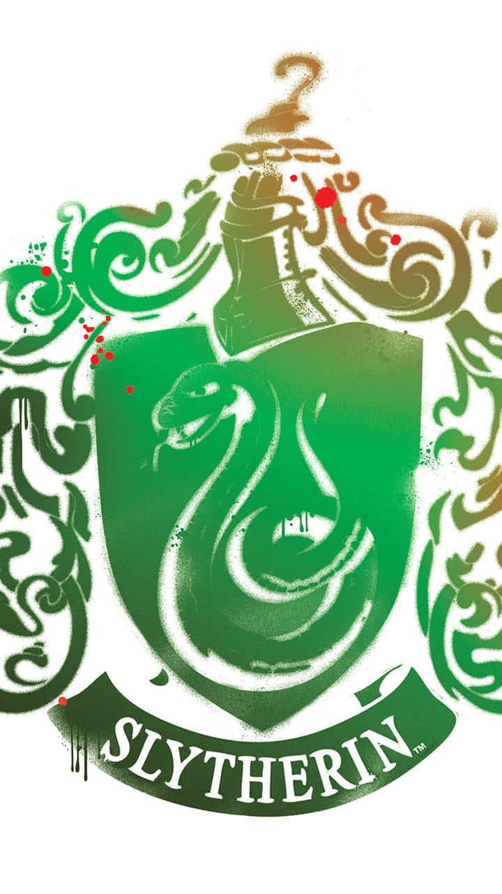 著名的斯萊特林校友，霍格華茲的黑暗巫師與女巫 壁紙 — 一個風格化的史萊哲林學院徽章，盾牌上有一條綠色蛇盤繞，華麗的裝飾，以及一個頂部有蛇的頭盔。