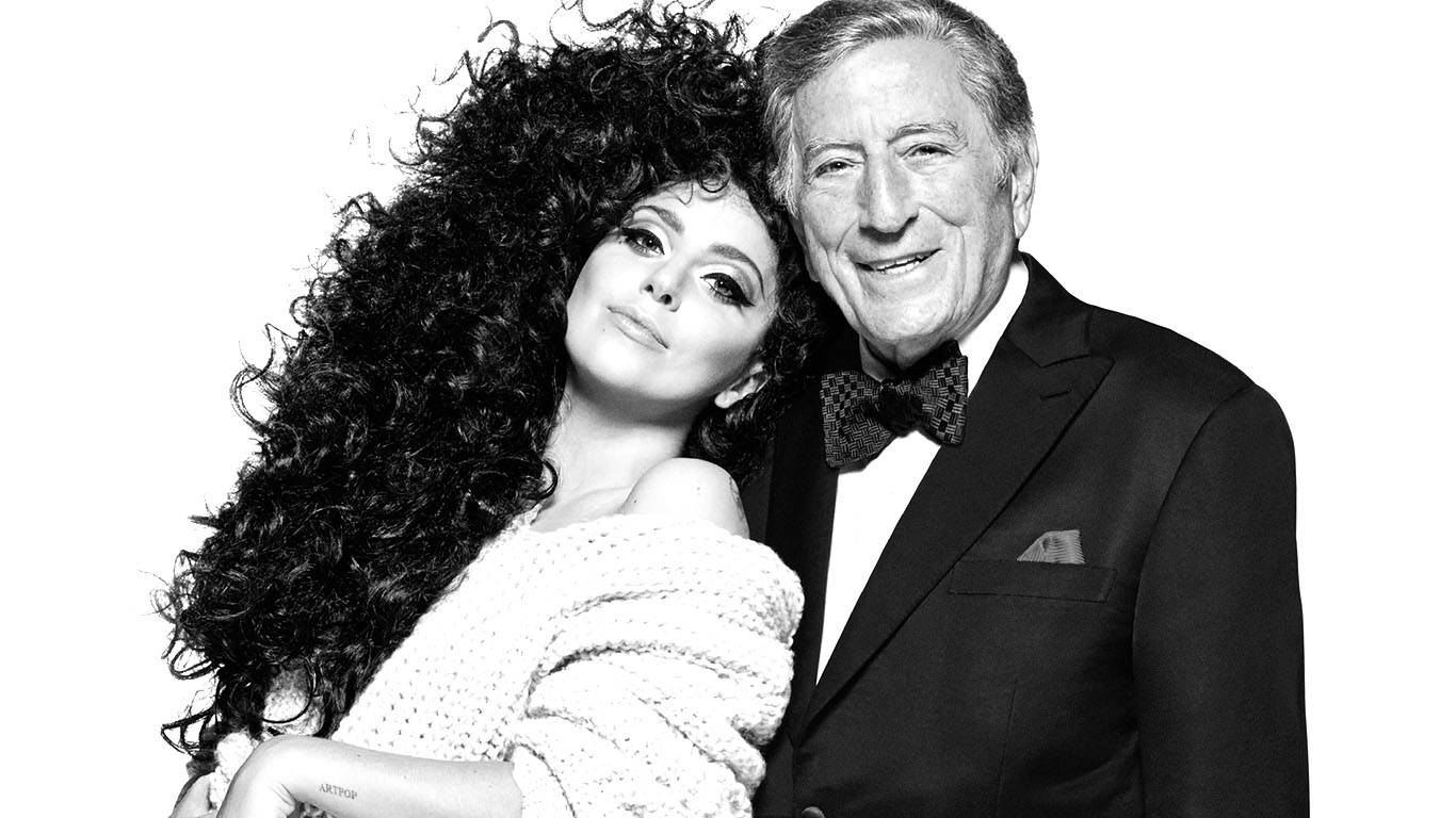 Lady Gaga 和 Tony Bennett 在黑白工作室肖像中一起擺姿勢。
