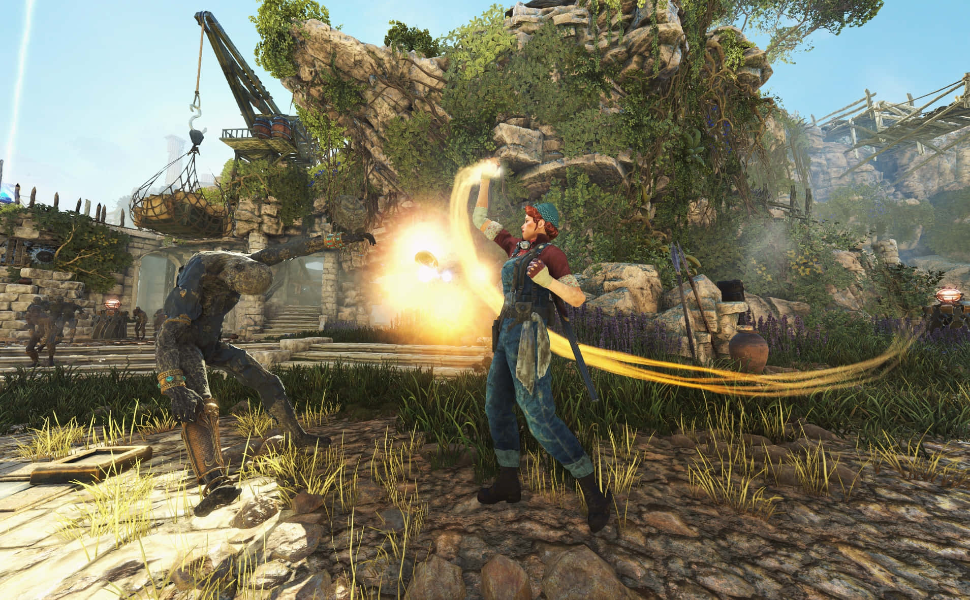 葛莉西使用近戰拳擊最佳《Strange Brigade》背景 壁紙 — 一名身穿工裝褲的戰士在陽光普照、藤蔓叢生的廢墟中，向機器人敵人釋放出發光的黃色能量衝擊波。