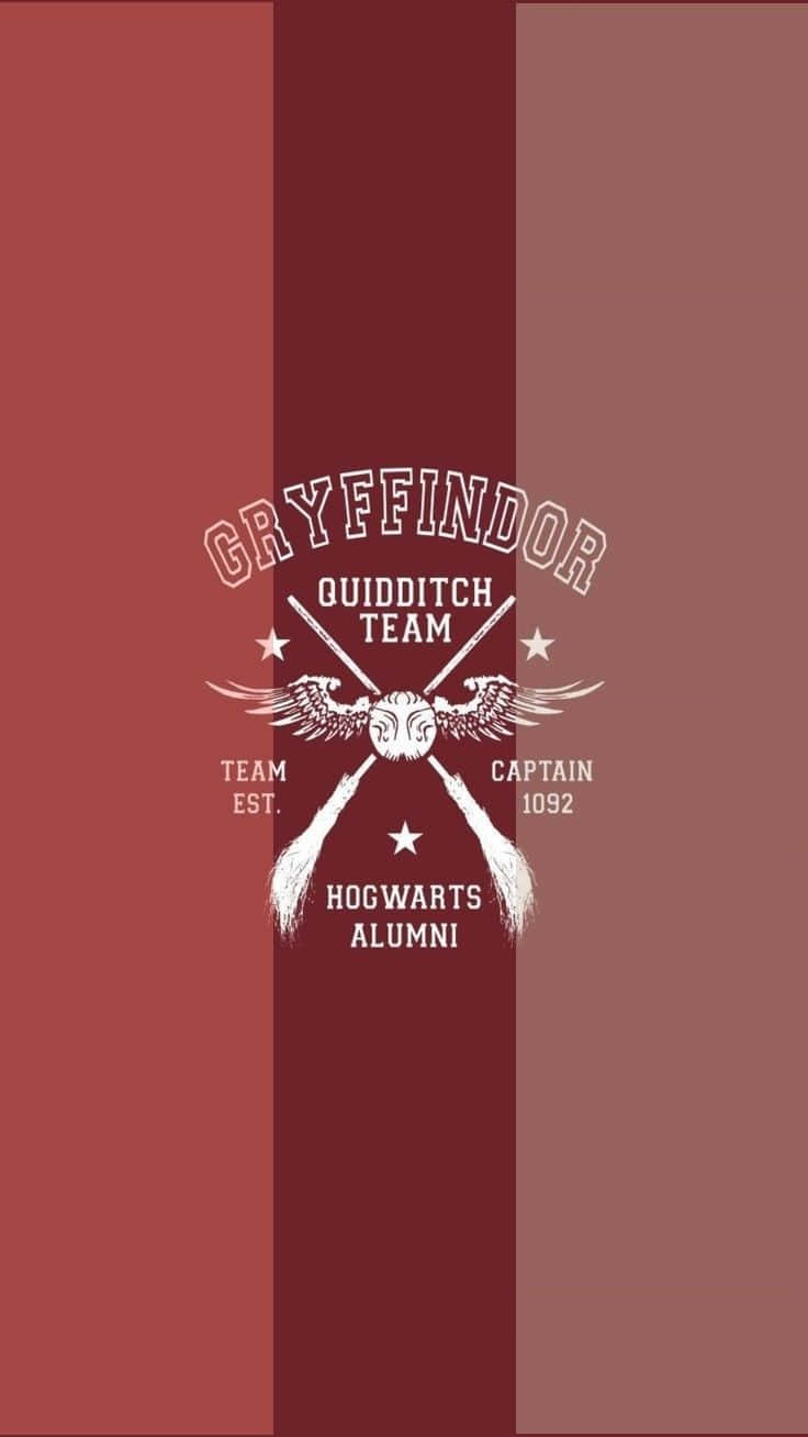 The Hogwarts Quidditch Team 桌布 壁紙 — 葛萊芬多魁地奇球隊徽章，帶有交叉掃帚和獾徽章，背景為漸變紅色。