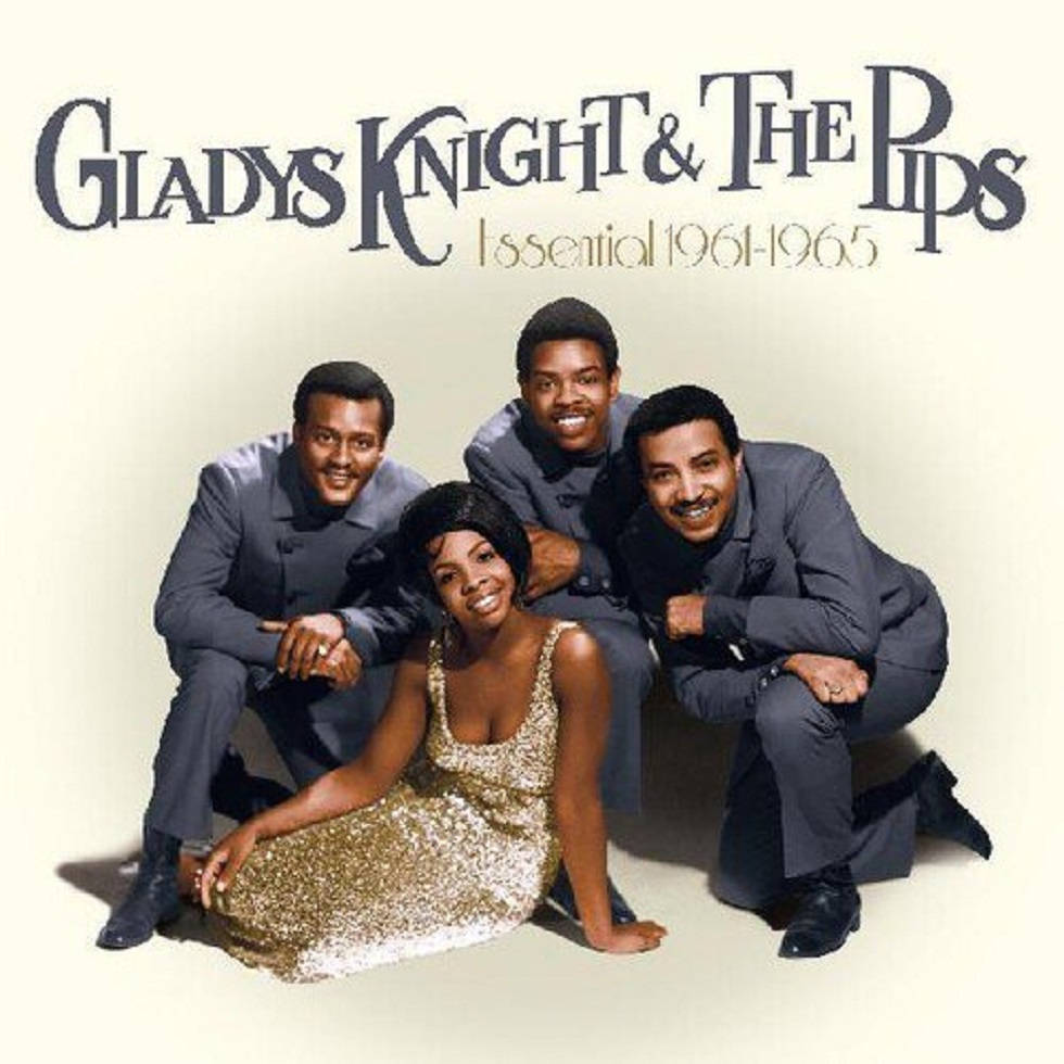 葛萊蒂絲·奈特與The Pips樂隊 壁紙 — Gladys Knight and The Pips 自信地擺姿勢，身穿優雅西裝和閃閃發光的金色連衣裙，背景是純色奶油色。