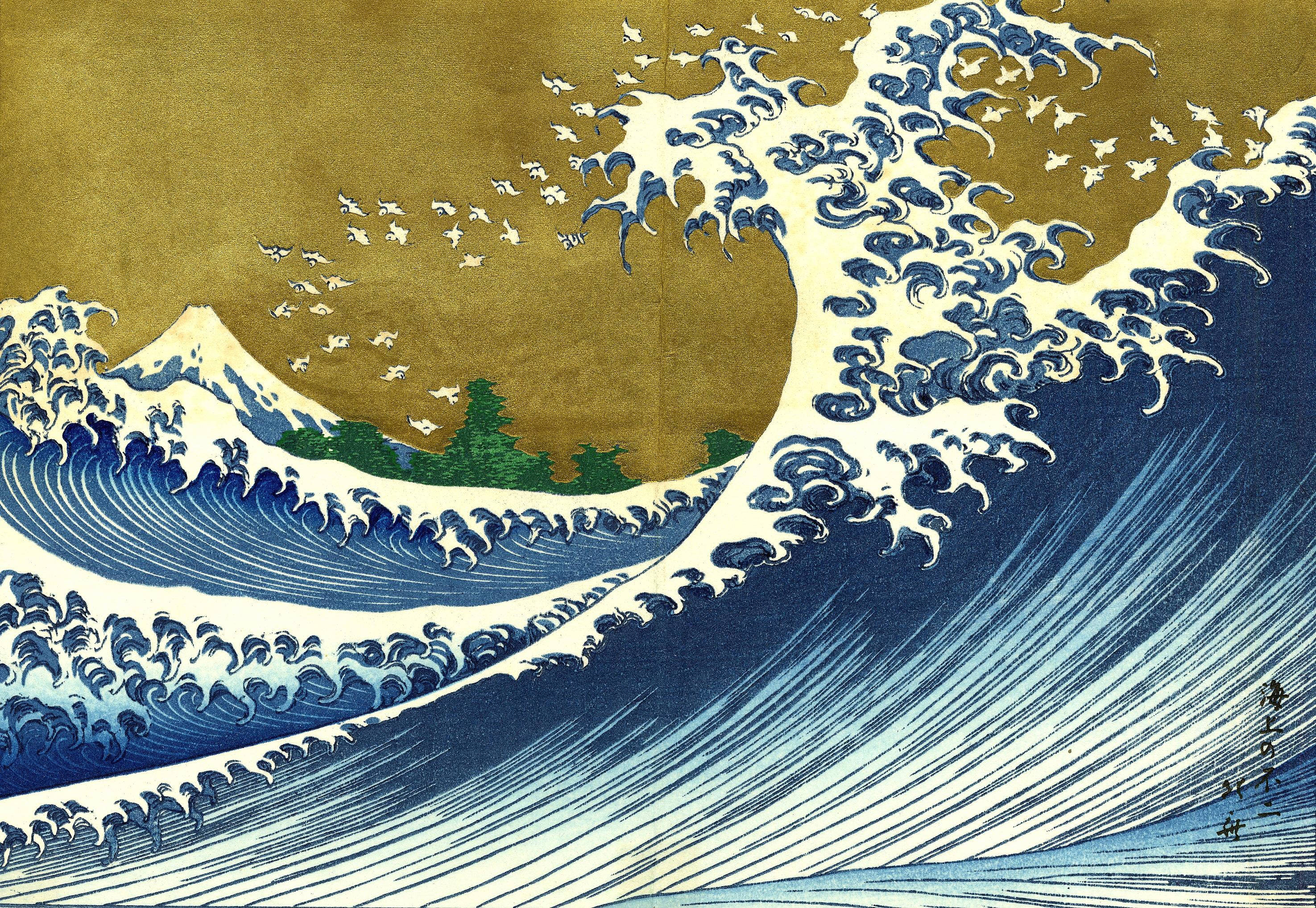 葛飾北斎日式浪花海報 壁紙 — 一道高聳的藍色波浪衝擊著金色的天空，白色的鳥兒在遠處的綠樹和雪山上方飛翔。