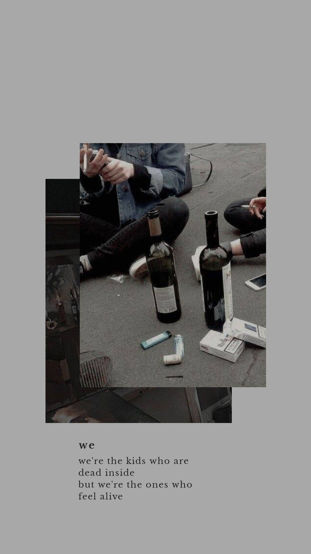 兩個人坐在行人路上，周圍有空酒瓶和香煙。