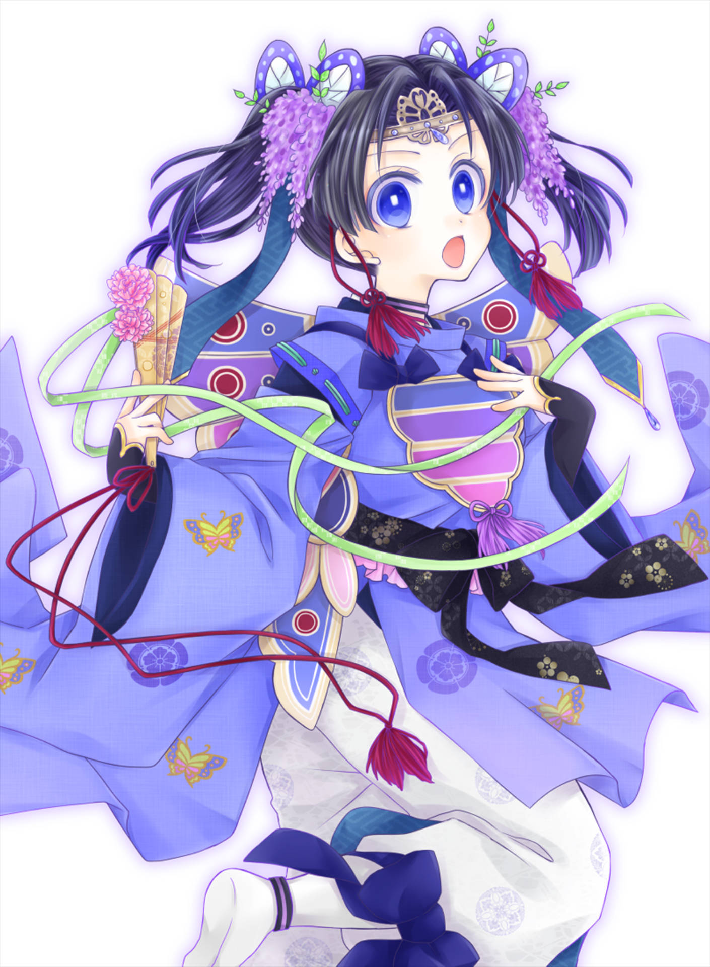 動漫女孩穿著藍色和服，帶有蝴蝶圖案和紫色頭髮飾品，手持扇子。