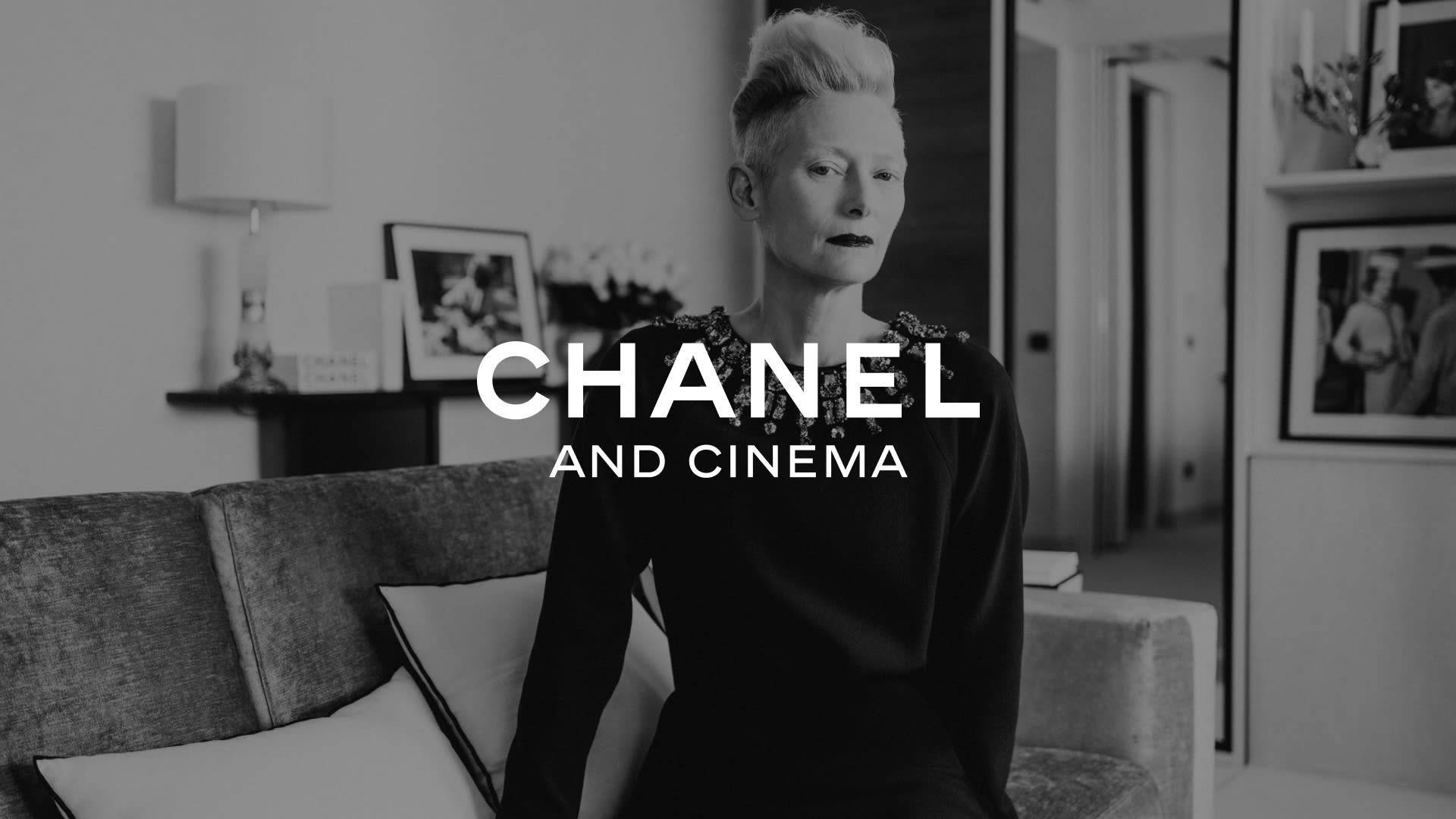 蒂達·史雲頓在黑白客廳中，帶有Chanel and Cinema文字。