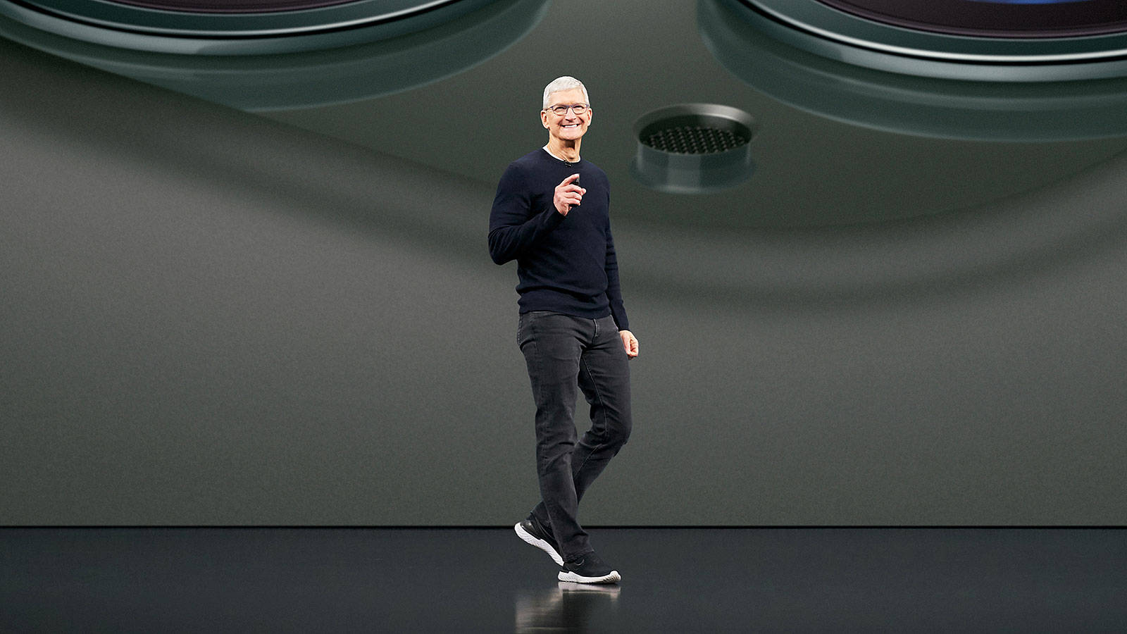 Tim Cook 在科技舞台上行走，向觀眾微笑