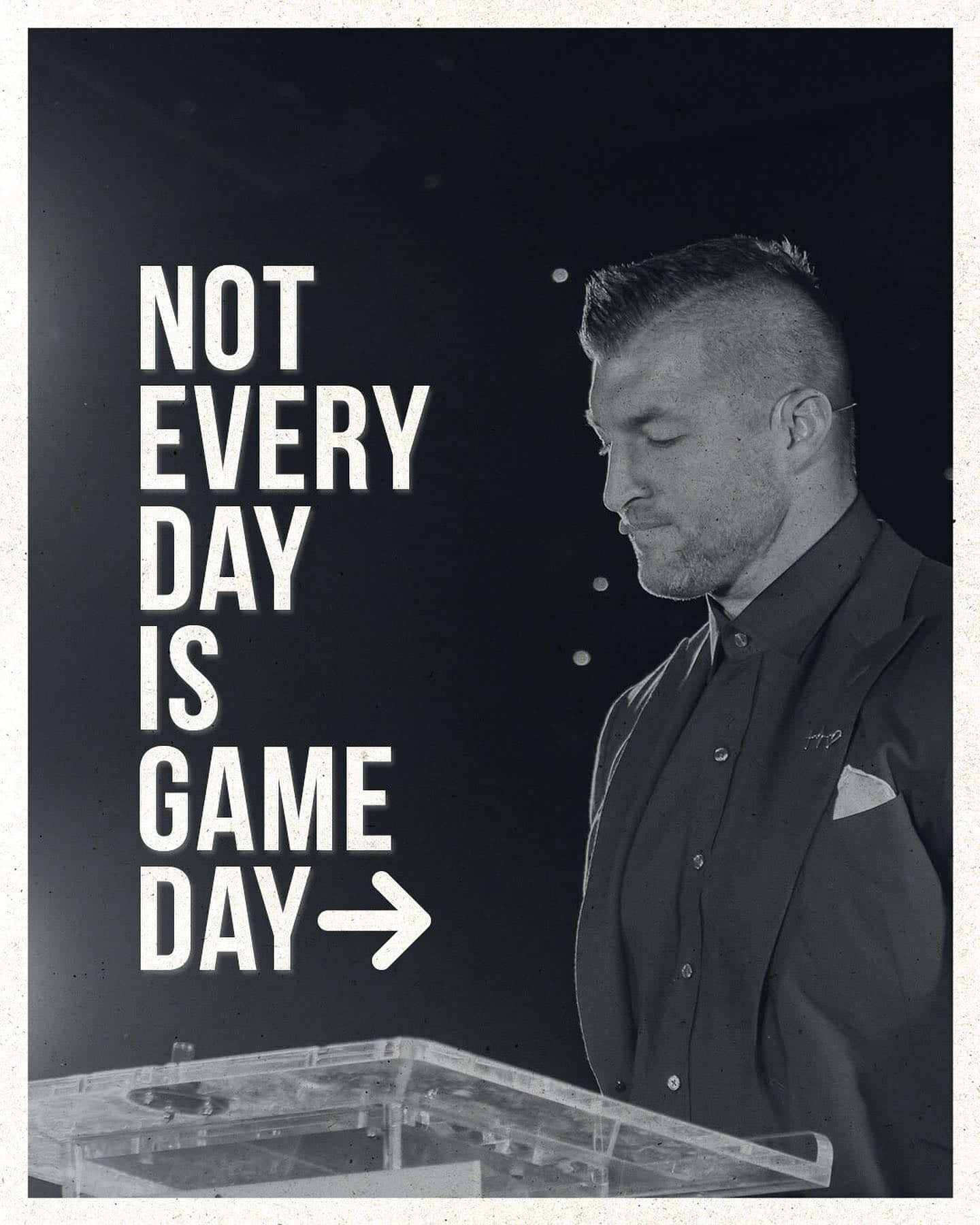 西裝男子在講台前，帶有激勵文字 not every day is game day