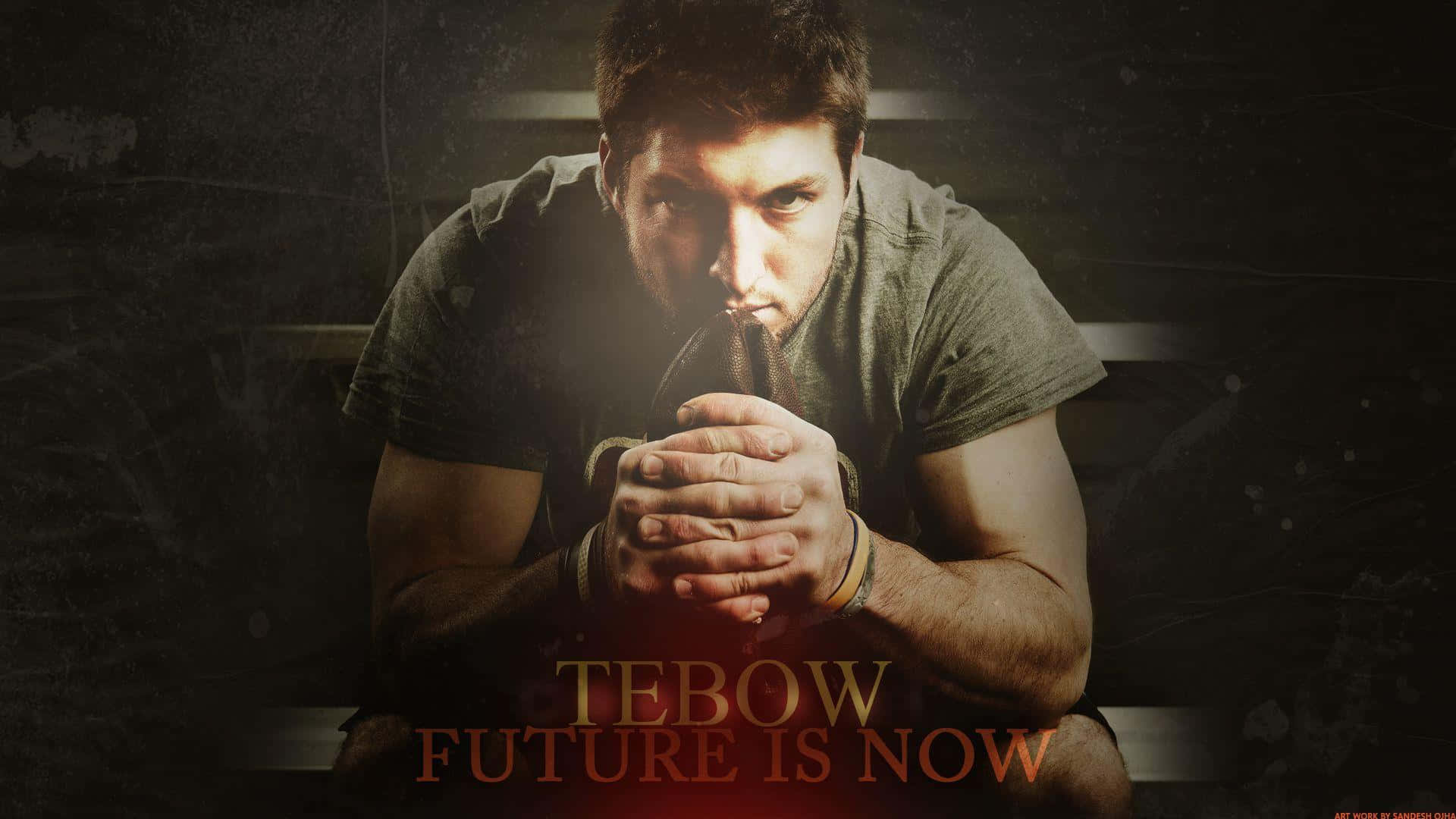 眼神銳利、雙手緊握的男人在戲劇性燈光下，帶有「TEBOW FUTURE IS NOW」文字。