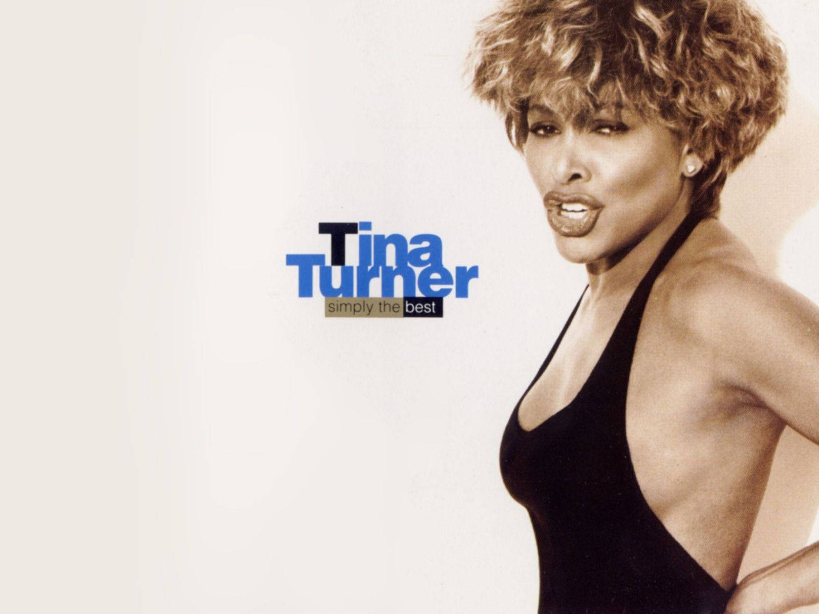 Tina Turner 身穿黑色掛頸上衣，附有專輯名稱文字