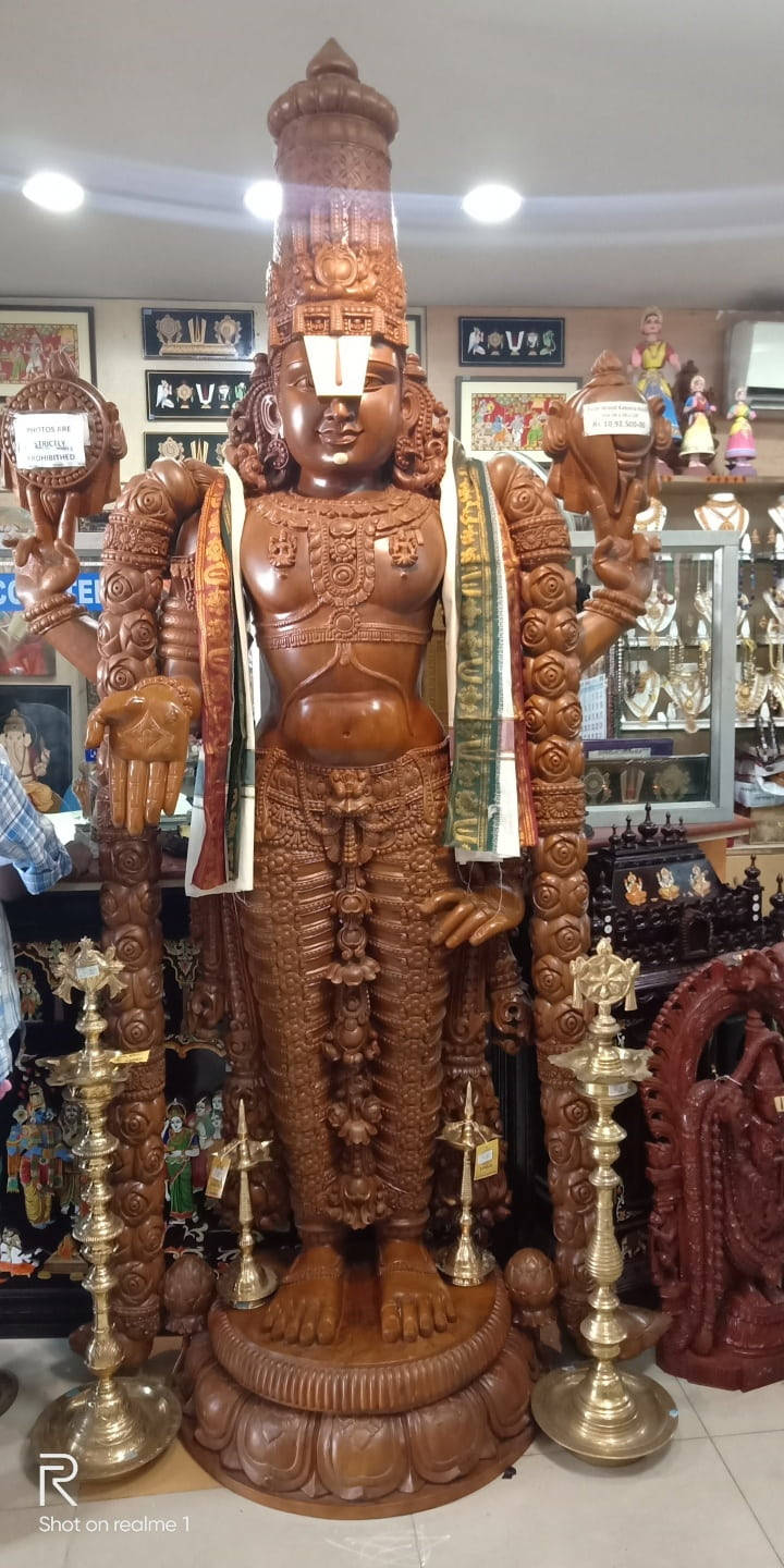 在宗教工藝品店中展示的大型木雕印度教神像。