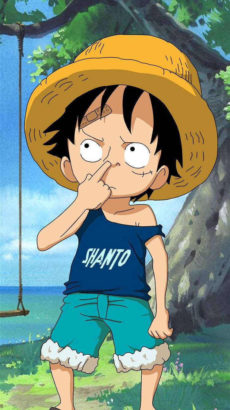 戴草帽的動漫男孩在戶外靠近海洋處抓鼻子。