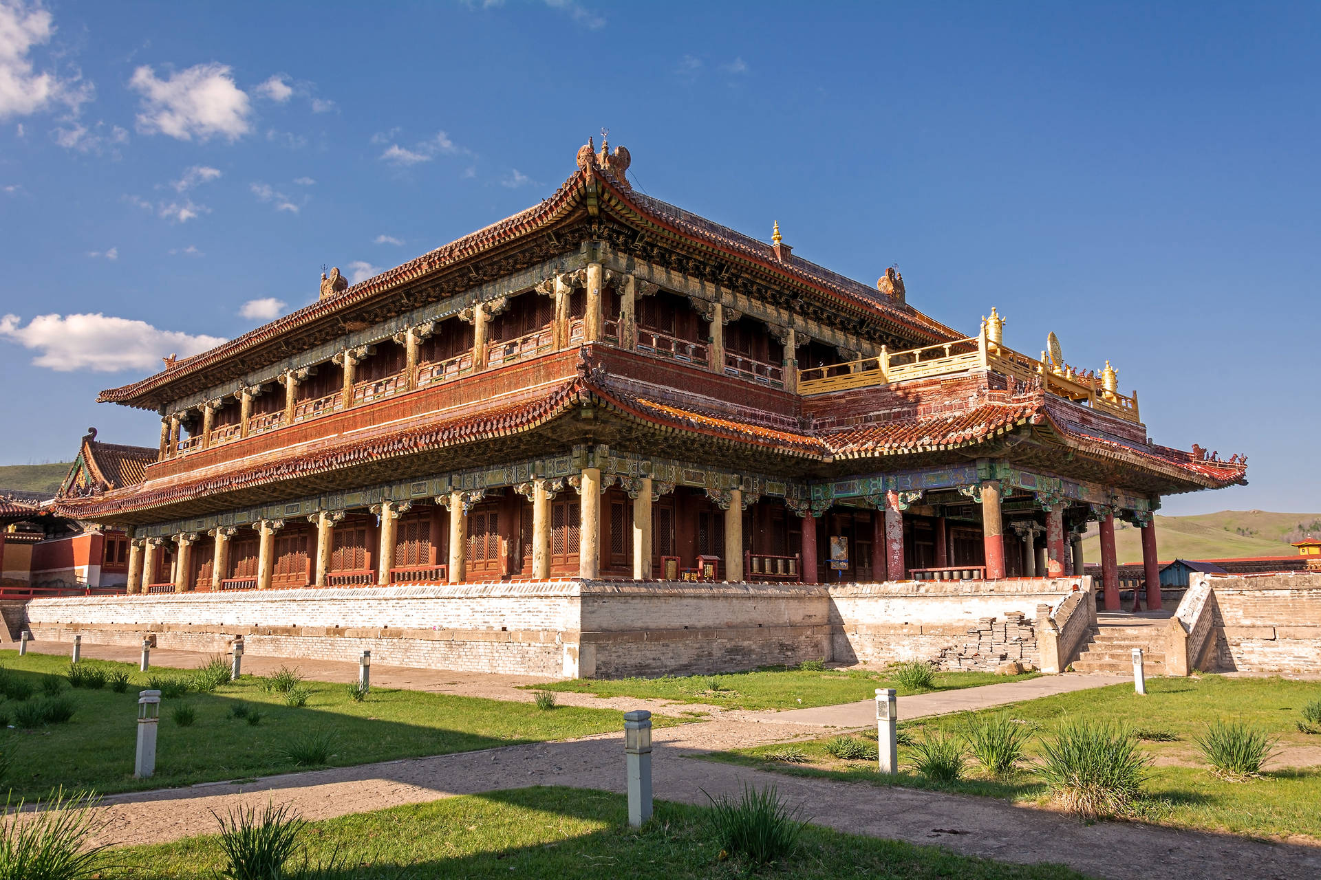 宏偉的傳統中國寺廟，紅色和金色屋頂，藍天之下。