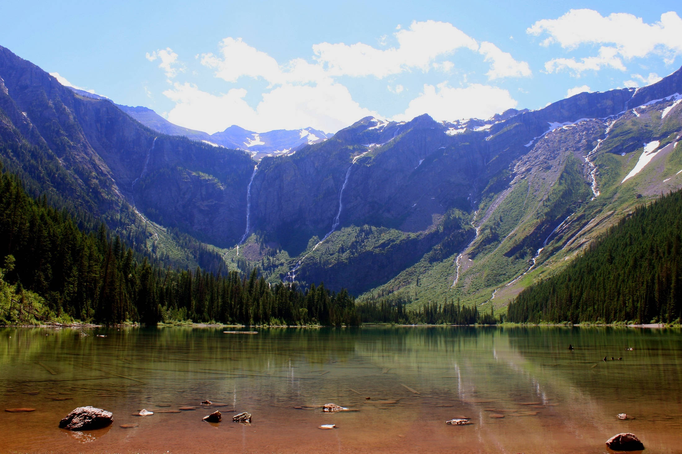 蒙大拿州阿瓦拉奇湖美景 壁紙 — 寧靜的高山湖泊映照著白雪覆蓋的山峰和層疊瀑布，天空湛藍，白雲朵朵。