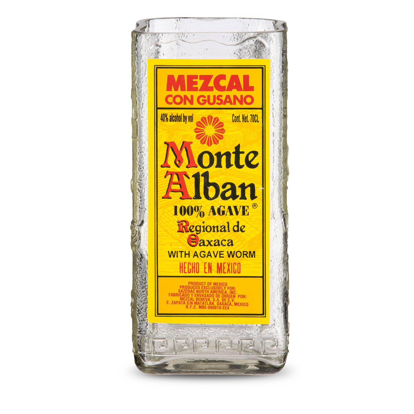 一瓶帶有龍舌蘭蟲和黃色標籤的 Monte Alban 梅斯卡爾酒。