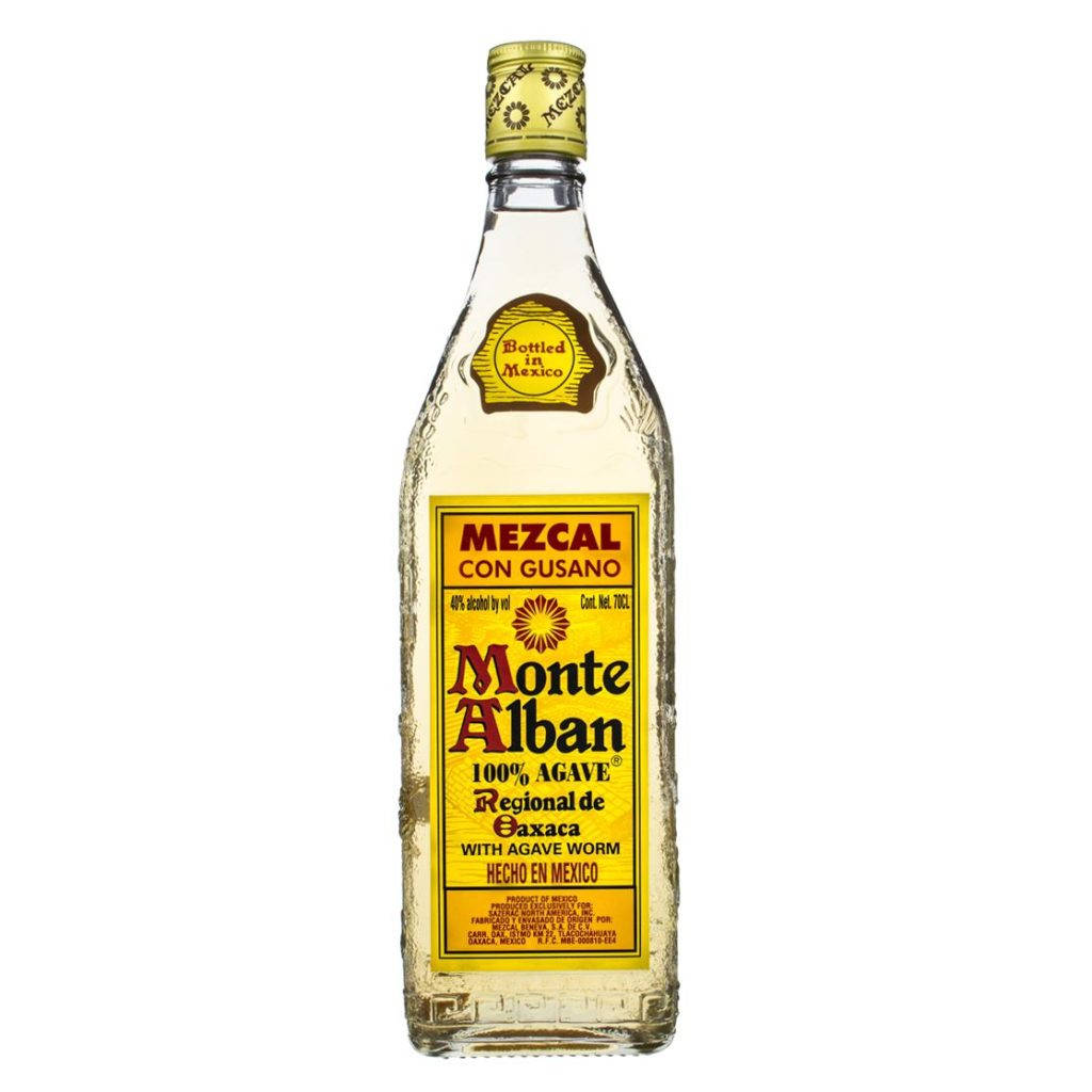 一瓶帶有龍舌蘭蟲標籤的 Monte Alban mezcal。