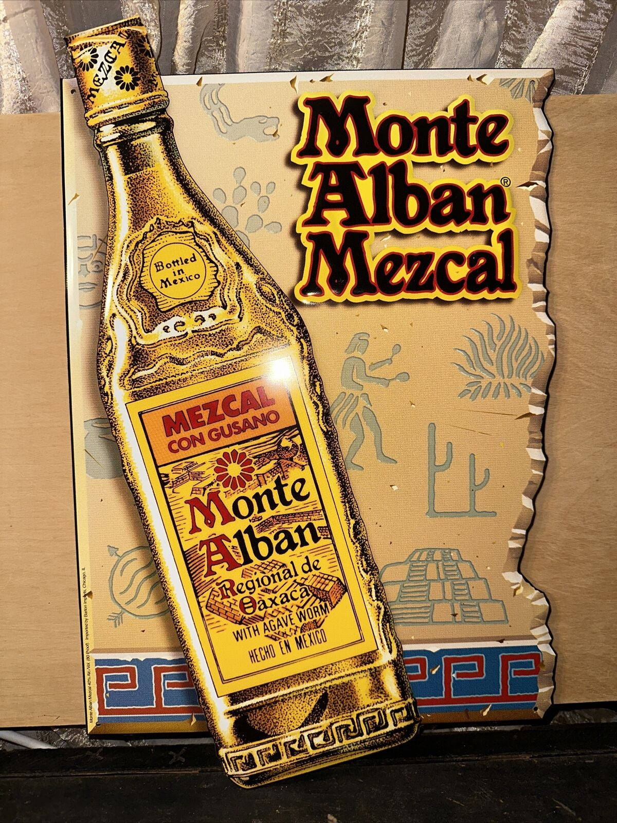 帶有墨西哥文化圖案的復古Monte Alban Mezcal酒瓶插圖。