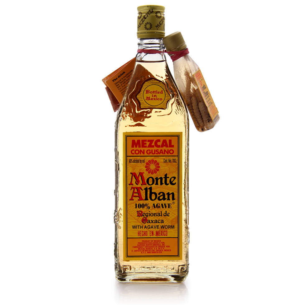 一瓶Monte Alban mezcal，帶有龍舌蘭蟲和標籤，背景為白色。