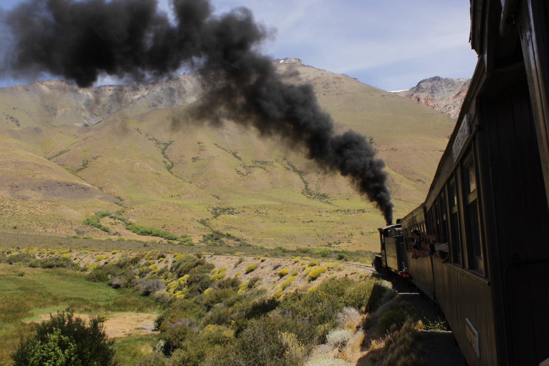 蒸汽火車在山區行駛，煙霧升騰