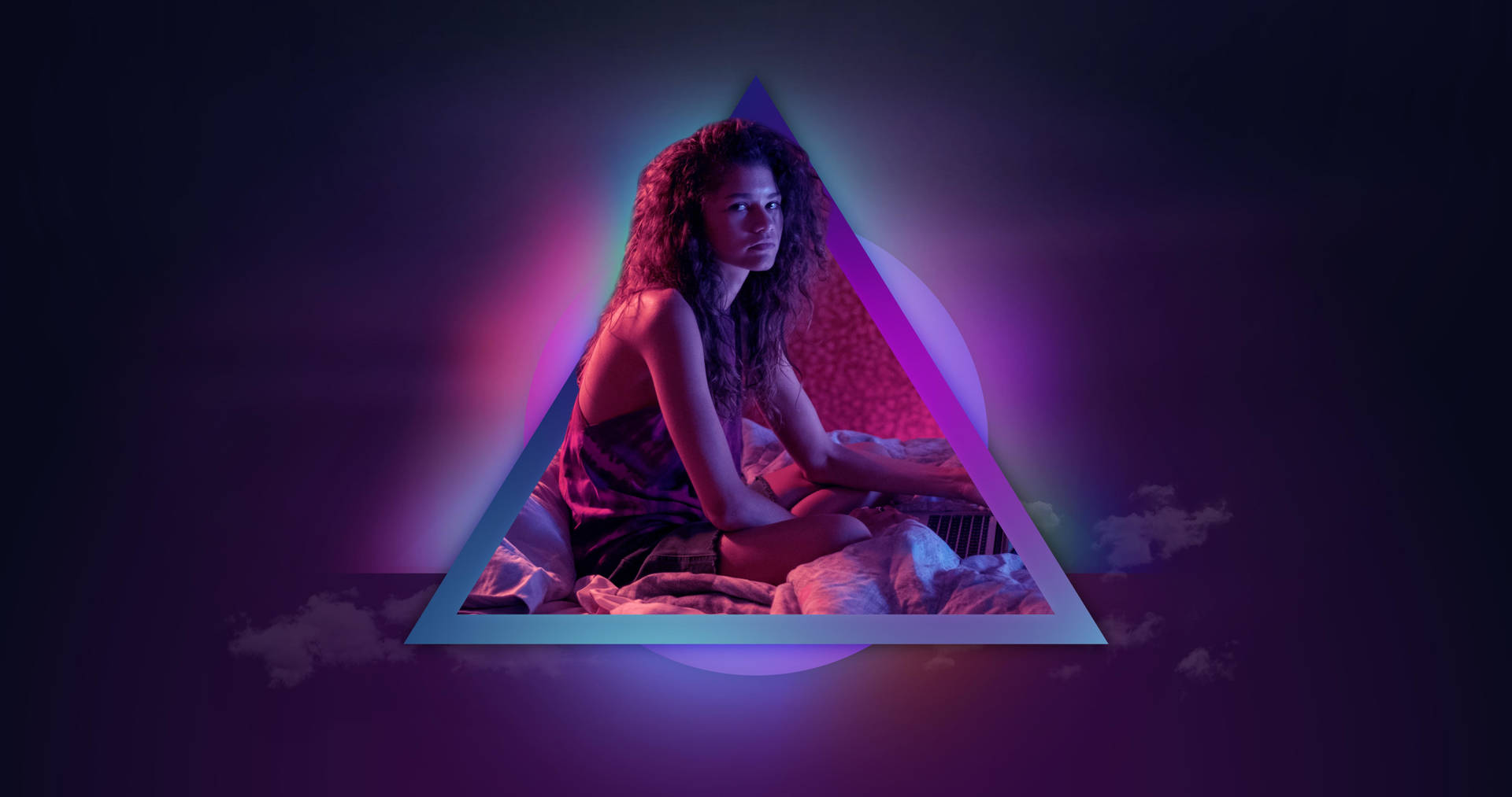 一位女性坐在漂浮在雲端上方的發光霓虹三角形內。