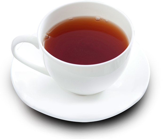 蒸騰茶杯與茶托 壁紙 — 一個純白陶瓷杯盛滿琥珀色濃茶，放在相配的茶托上，襯以純黑背景。