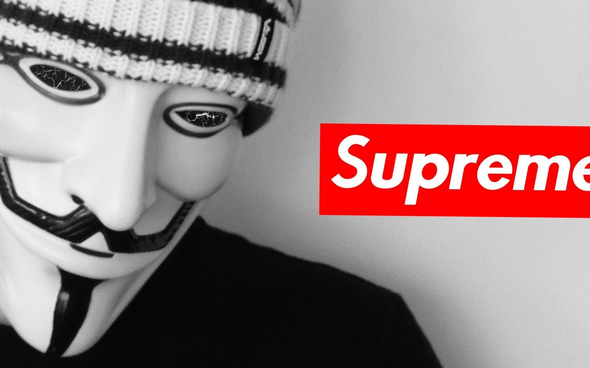 戴住 Guy Fawkes 面具同冷帽嘅人喺 Supreme 標誌旁邊。