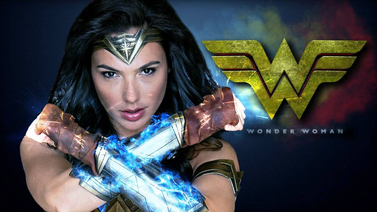 神奇女俠以英雄姿態站立，雙臂之間有藍色發光能量。