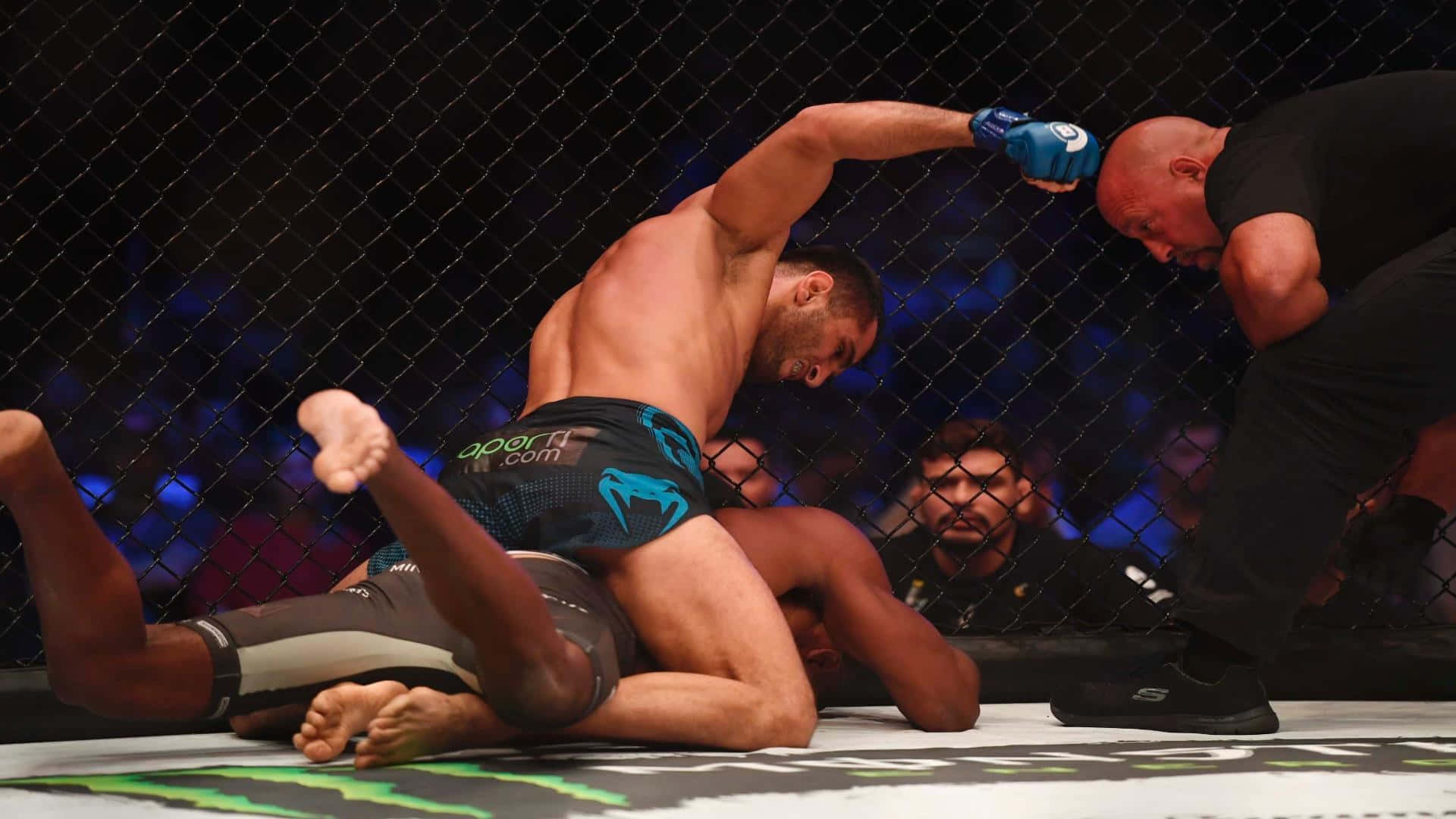 MMA拳手以肘擊中對手，裁判介入。