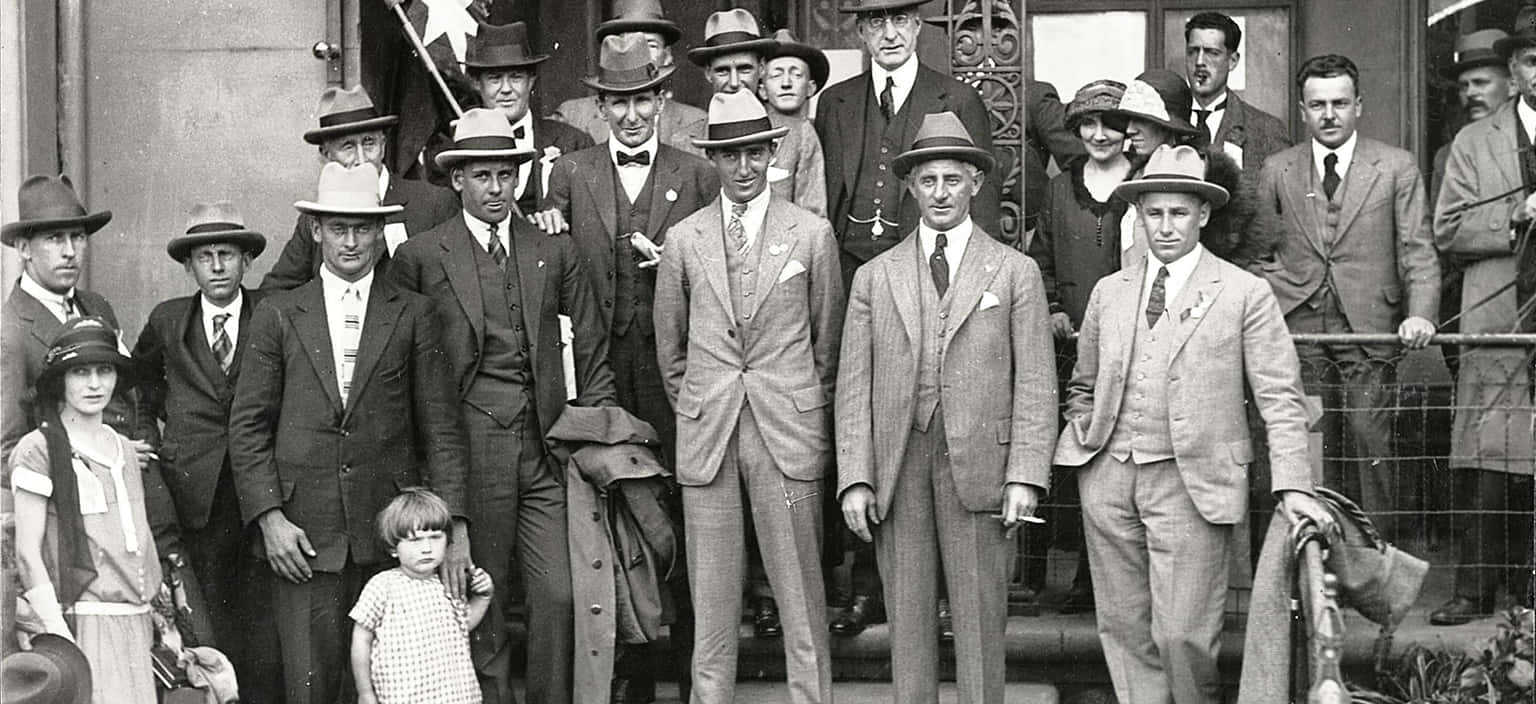 1920年代穿著正式服裝的人們的復古團體照，戶外。