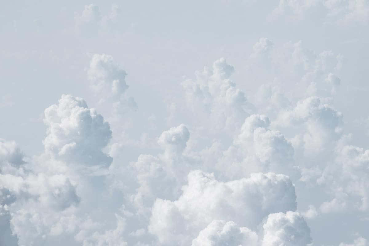 柔軟的白雲漂浮在淡藍色的天空中