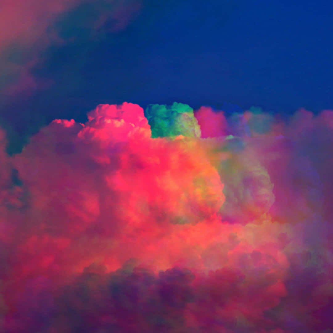 超現實的霓虹雲在深藍色天空背景下發出粉紅、綠色和紫色的光芒。