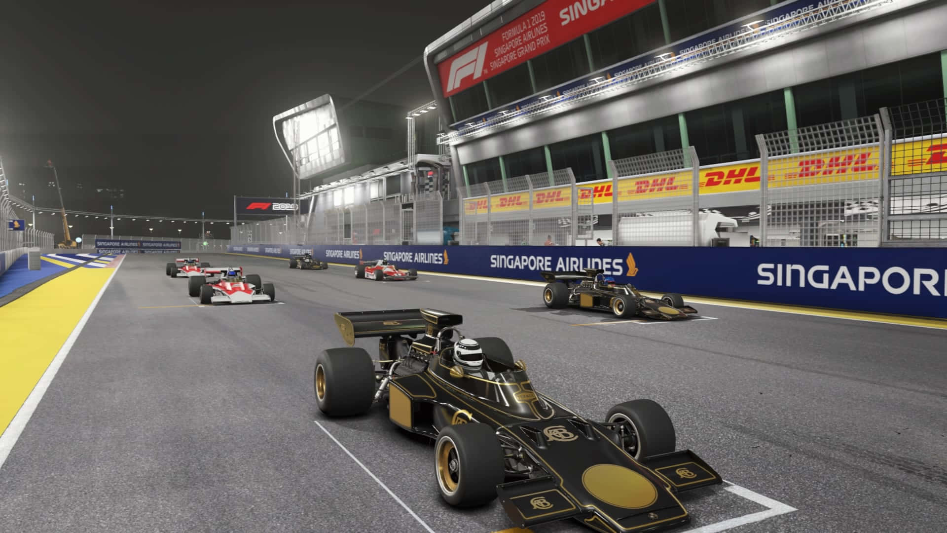 蓮花一級方程式F1 2019高清背景 壁紙 — 經典一級方程式賽車在新加坡街道賽道上，在明亮的體育場燈光下夜間比賽。