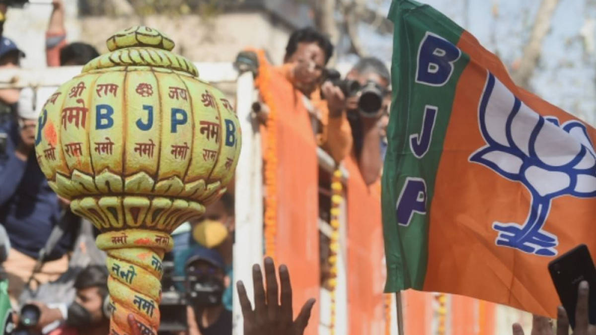 BJP政治集會上的人群手持旗幟和裝飾標誌。