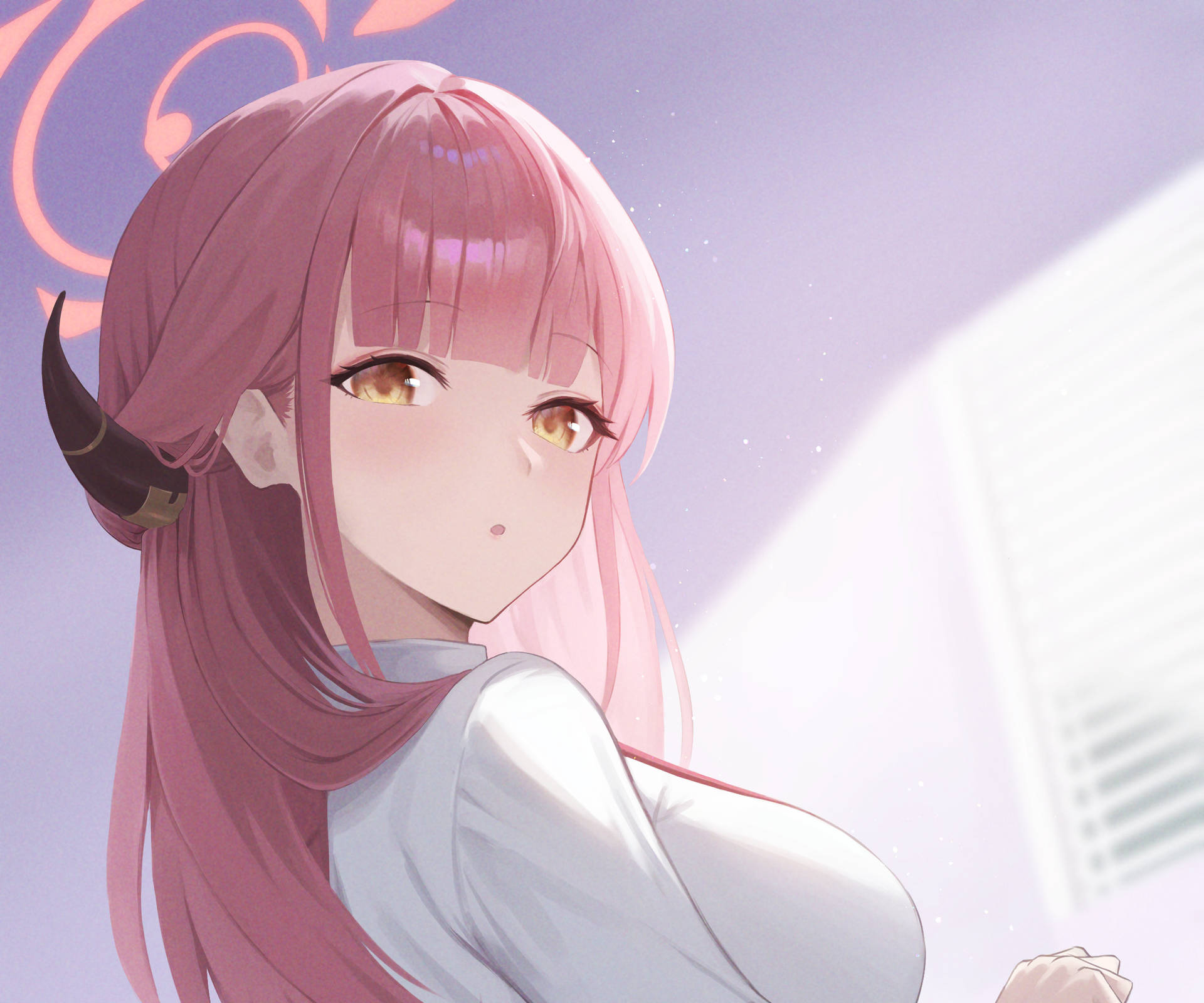 粉紅色頭髮、小角、金色眼睛的動漫女孩，在柔和的紫色環境中。