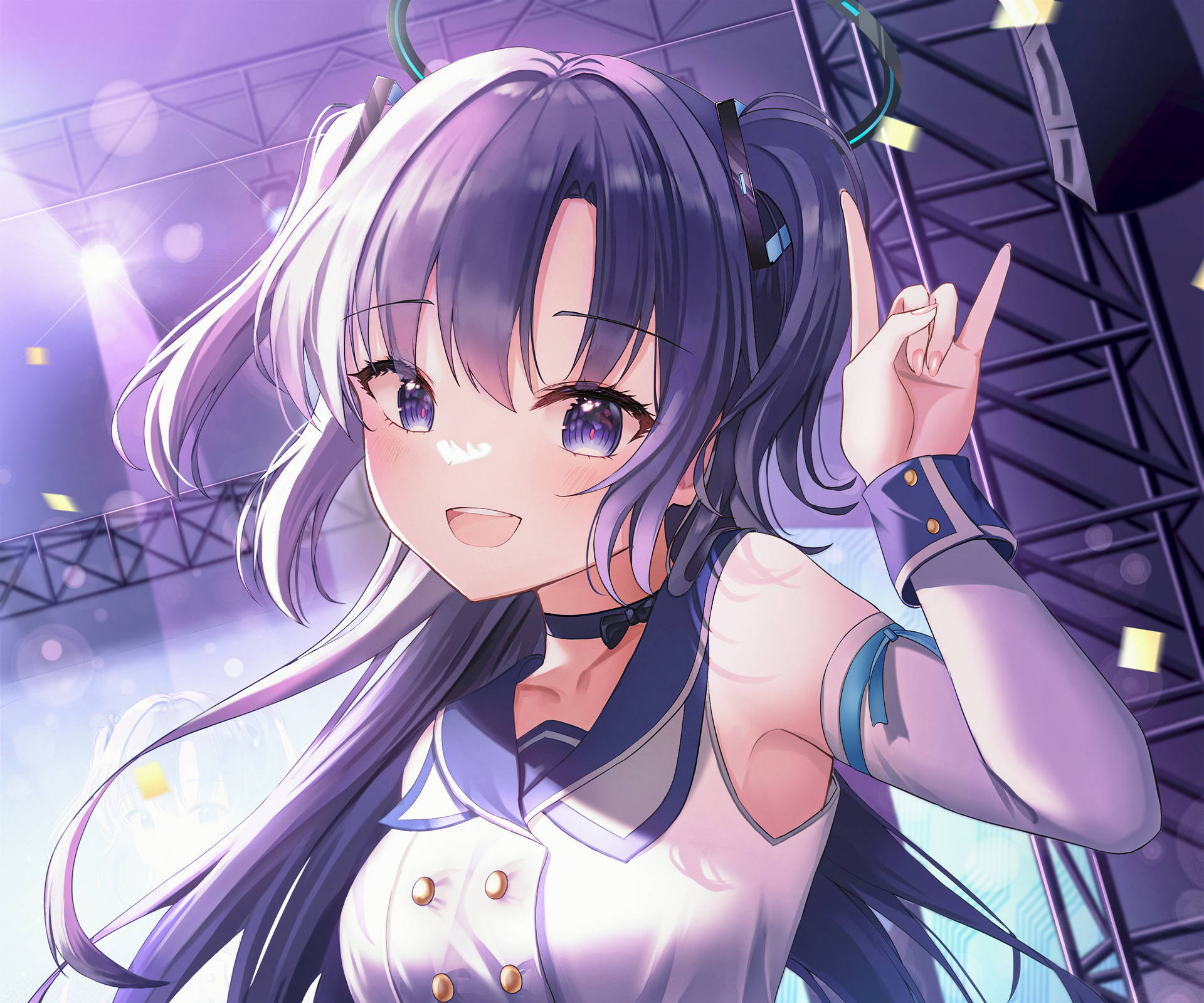 紫髮動漫女孩在演唱會上微笑並做出和平手勢