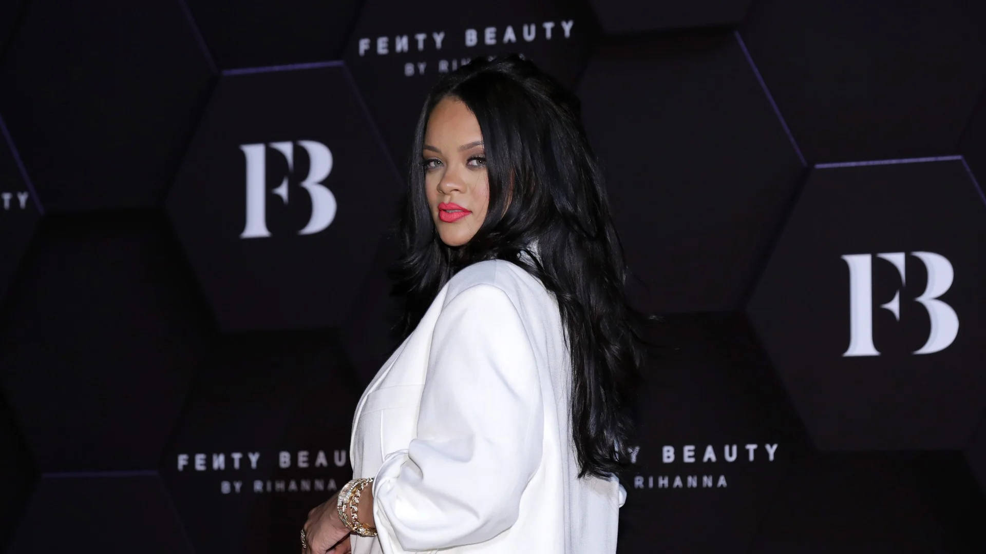 Rihanna 在 Fenty Beauty 活動中穿著白色西裝外套。