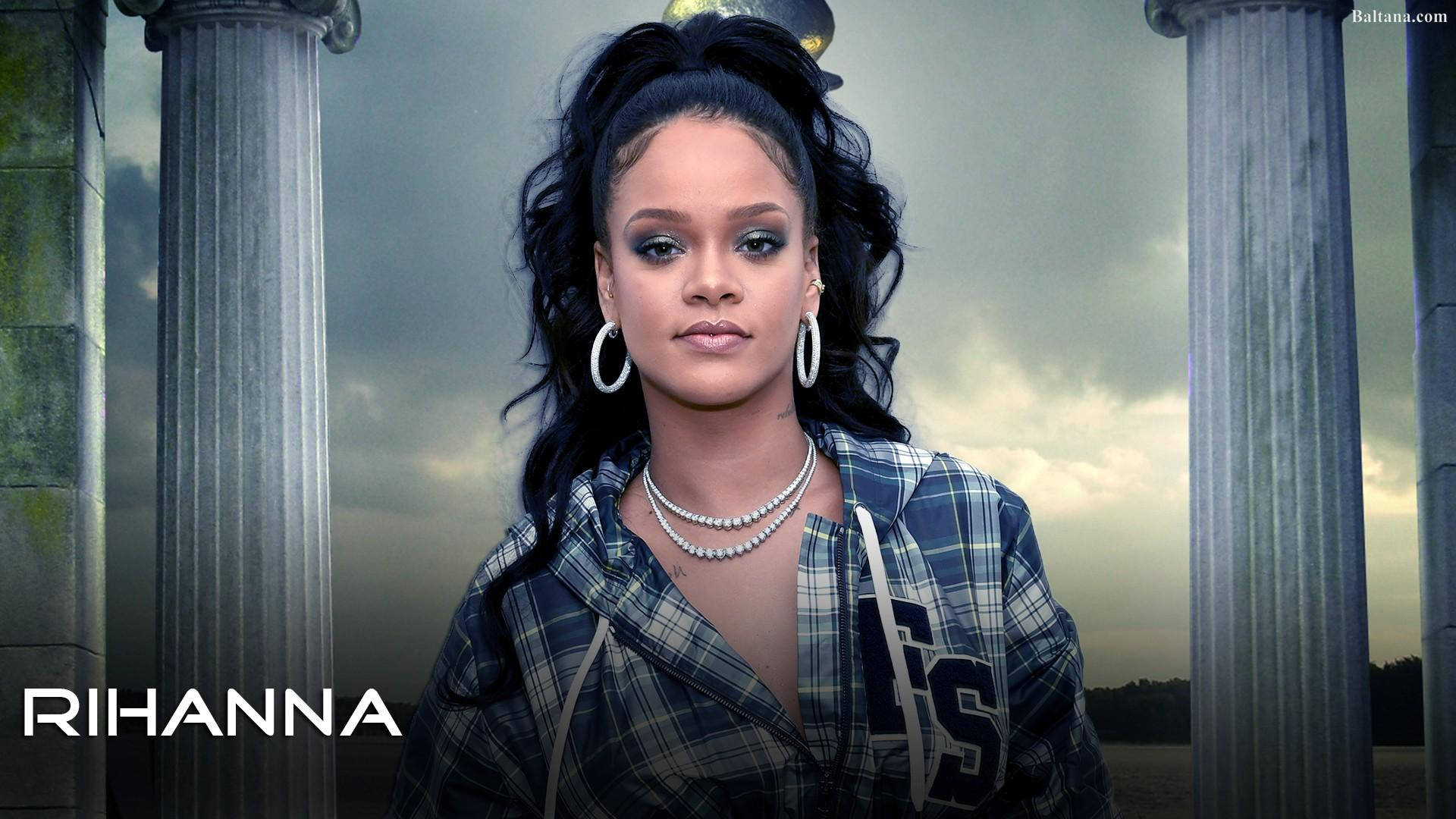 Rihanna 穿著格紋連帽衫，在暴風雨的天空下站在石柱之間。