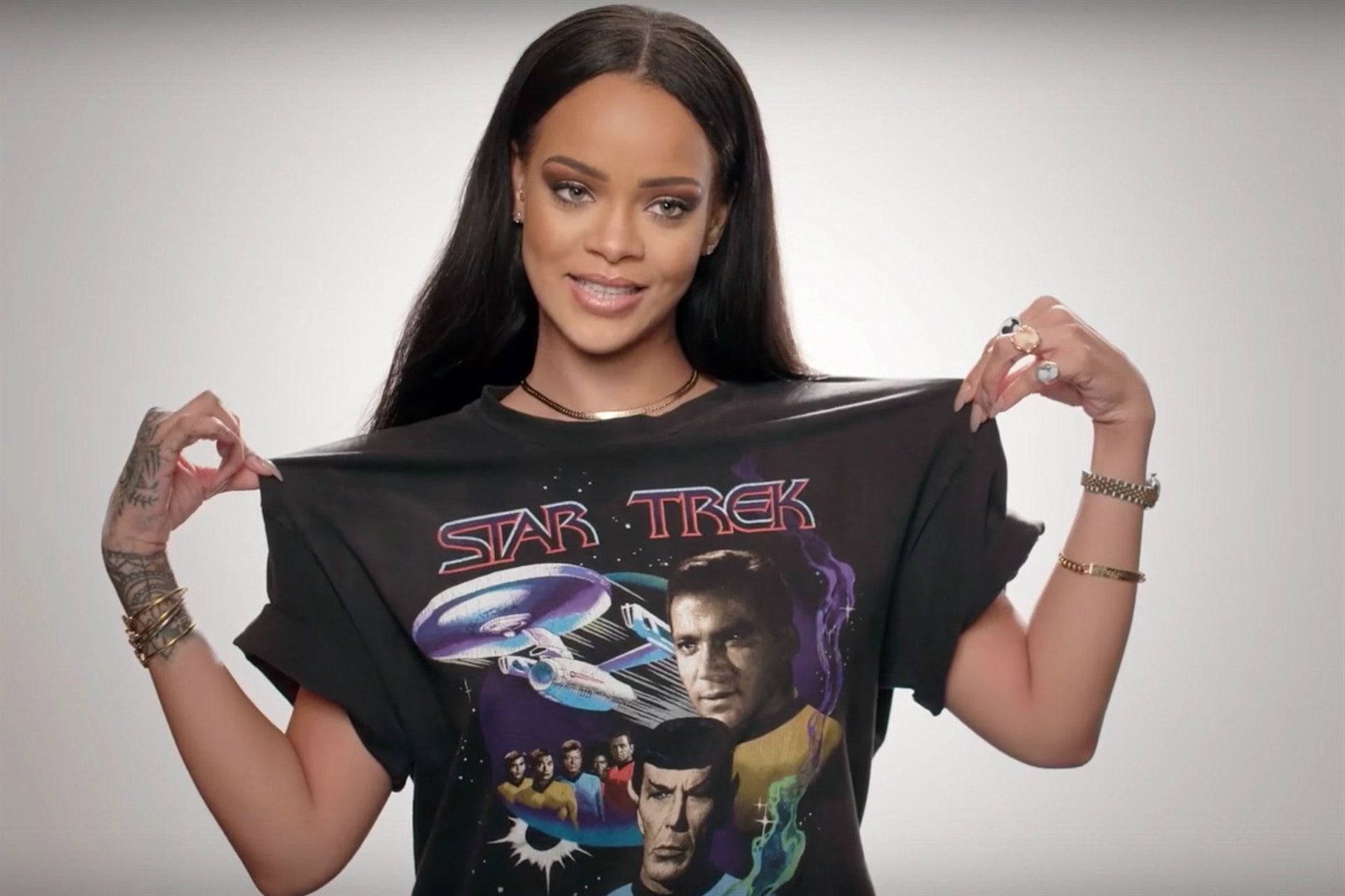 Rihanna 舉起一件有企業號和船員的 Star Trek T恤。