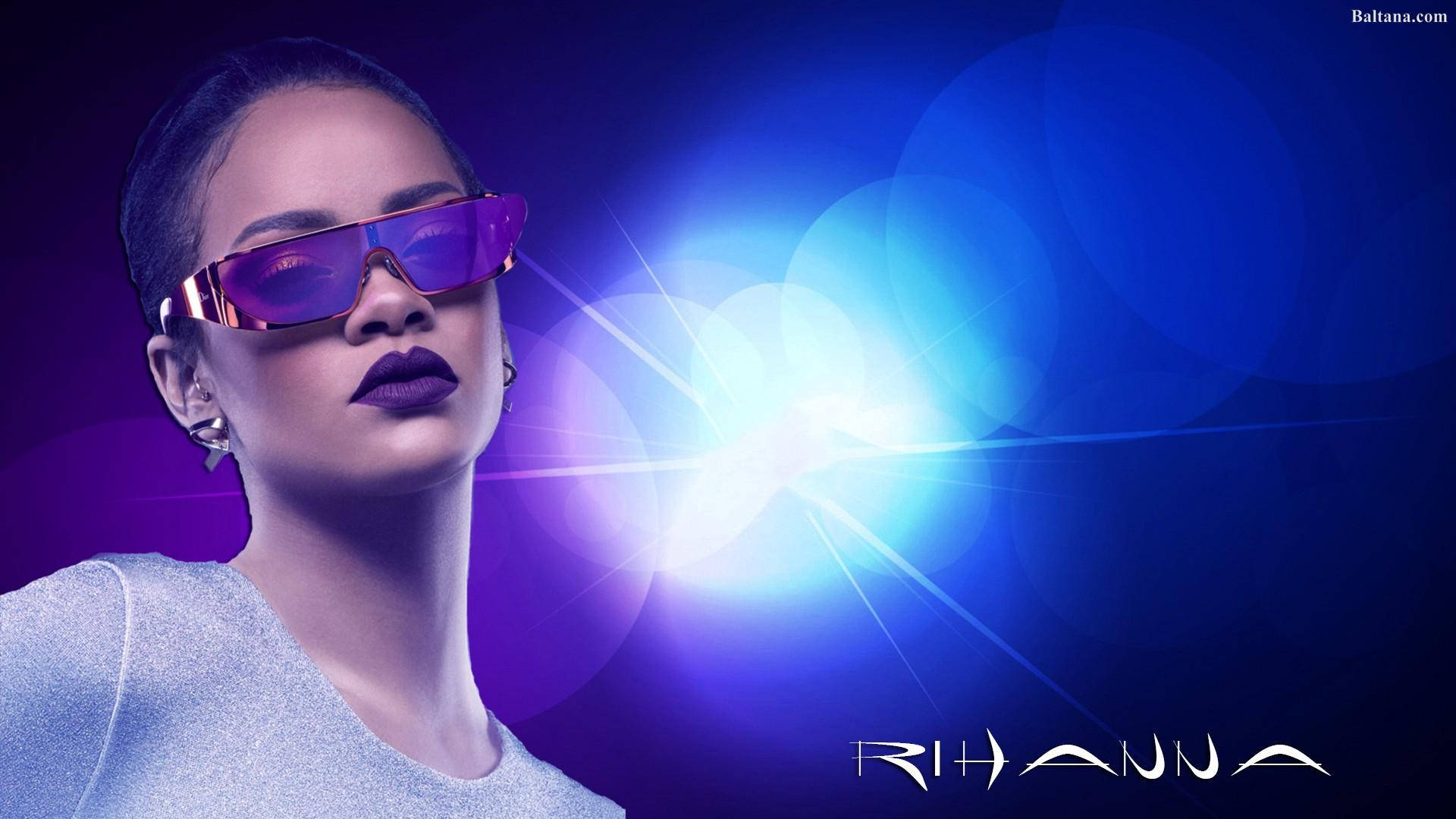 Rihanna 戴著紫色太陽眼鏡，背後有明亮的藍色光效。